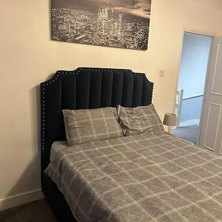 Beautiful Wood Street First Floor Flat B * London