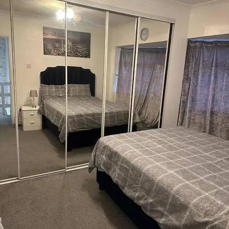 Beautiful Wood Street First Floor Flat B London
