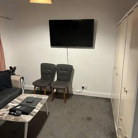 Beautiful Wood Street First Floor Flat B * London