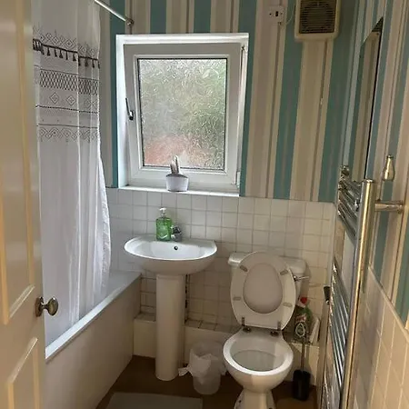 Beautiful Wood Street First Floor Flat B Apartment *