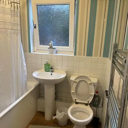 Beautiful Wood Street First Floor Flat B * London