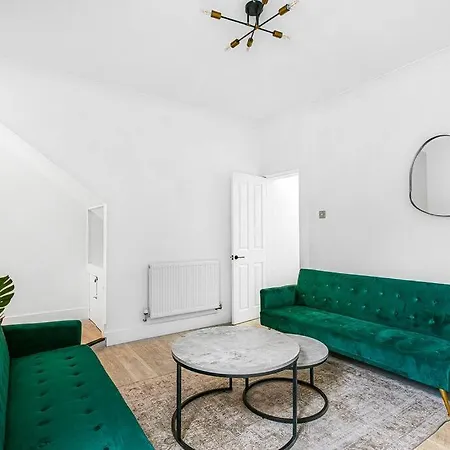 Luxury Ground Floor Flat Free Parking With Private Garden By E&l Homes דירה