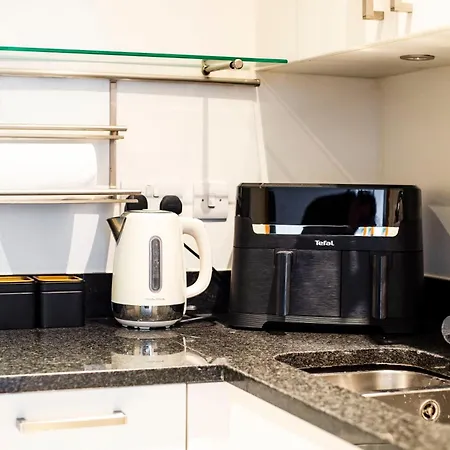 The Thamesview - Stylish 2 Bed Flat With Balcony