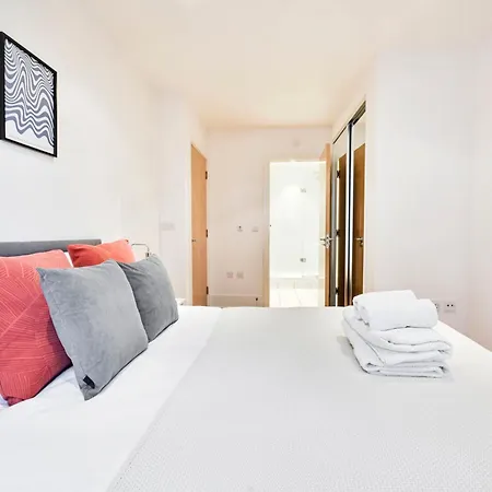 The Thamesview - Stylish 2 Bed Flat With Balcony London