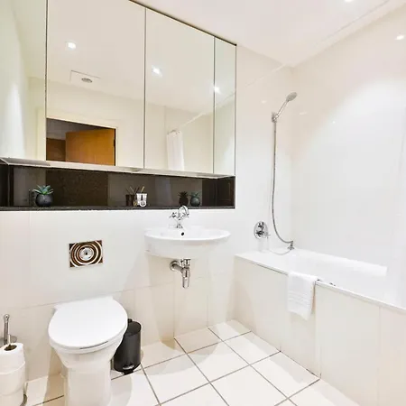 The Thamesview - Stylish 2 Bed Flat With Balcony 伦敦