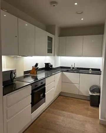 Luxury High Rise 2-bed With Lovely View In Canary Wharf