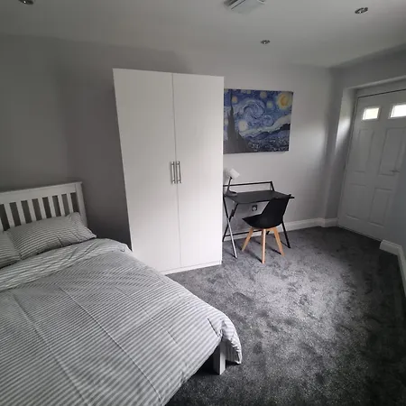 A Luxury 2 Bed Flat In Apartment Romford