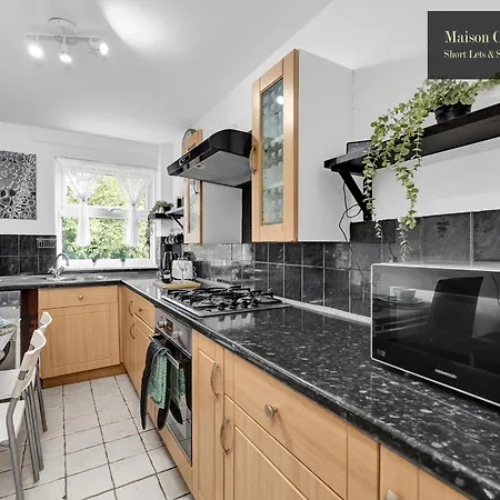 Weekly Or Monthly Stays, London, Stepney Green, 2bedroom Apt, Sleeps 6, Servcied By Maison Christo Short Lets & Serviced Accomdation Apartment