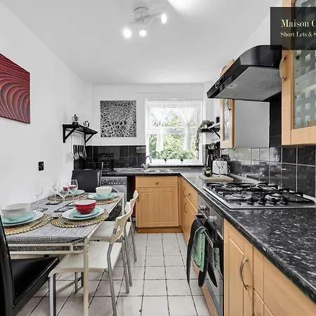 Weekly Or Monthly Stays, London, Stepney Green, 2bedroom Apt, Sleeps 6, Servcied By Maison Christo Short Lets & Serviced Accomdation Apartment *