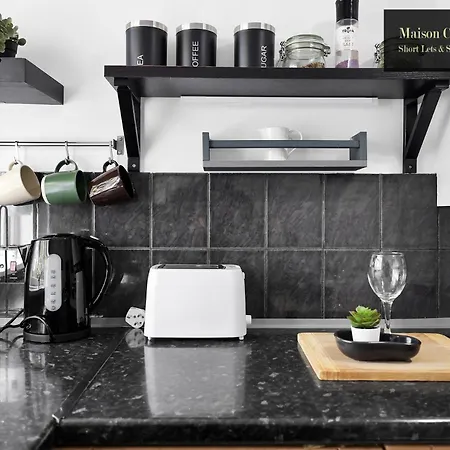 Weekly Or Monthly Stays, London, Stepney Green, 2bedroom Apt, Sleeps 6, Servcied By Maison Christo Short Lets & Serviced Accomdation Apartment London