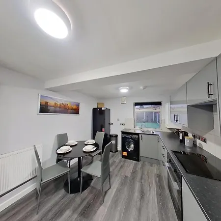 Grand 2 Bed Apartment *