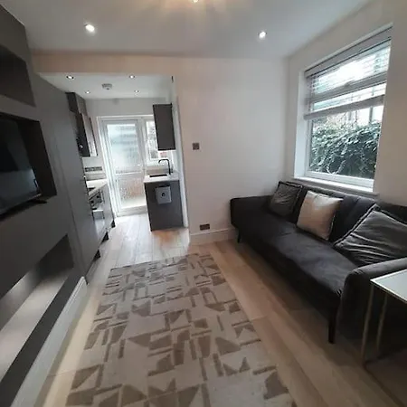 Cosy -2 Bed Apartment *