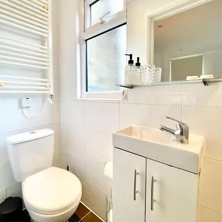 A Cosy One Double Bedroom Flat * London