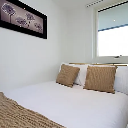 In Flat With Stunning Thames River View *