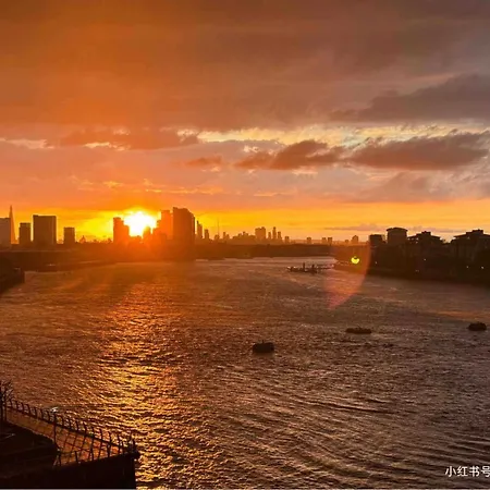 In Flat With Stunning Thames River View