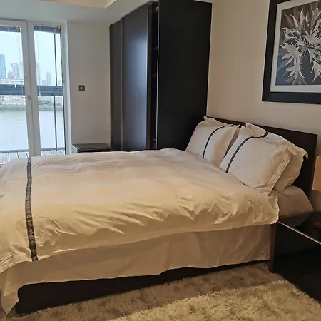 In Flat With Stunning Thames River View Homestay London