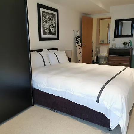 In Flat With Stunning Thames River View London