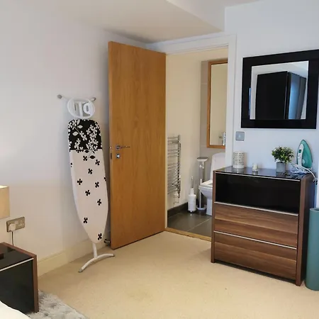 In Flat With Stunning Thames River View
