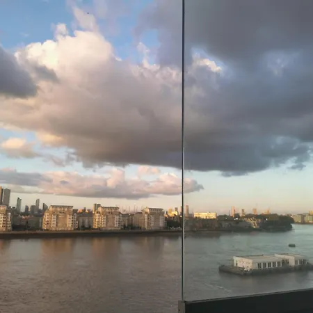 In Flat With Stunning Thames River View Homestay