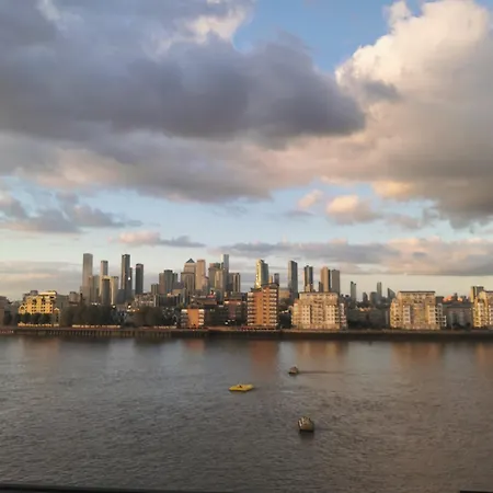 In Flat With Stunning Thames River View Homestay London
