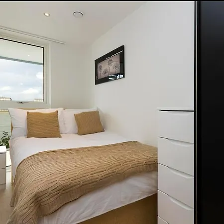 In Flat With Stunning Thames River View