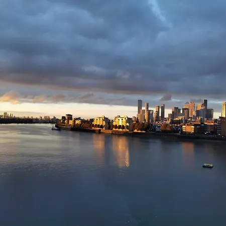 In Flat With Stunning Thames River View Homestay London