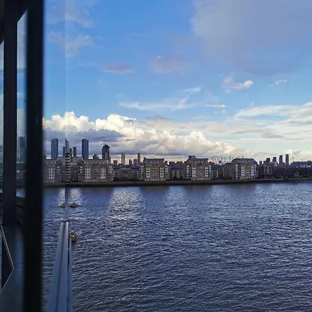 In Flat With Stunning Thames River View London