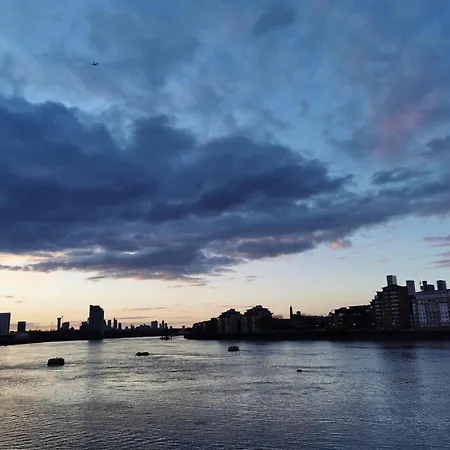 In Flat With Stunning Thames River View *