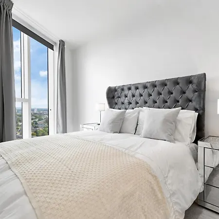 Apartment 18th Floor Luxury 2 Bedroom, 2 Bathroom Sky View With Rooftop Access & Gym! Unbeatable Experience & Extreme Value! *