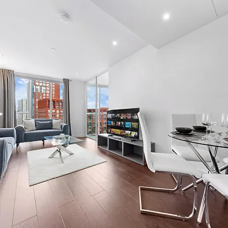 Apartment 18th Floor Luxury 2 Bedroom, 2 Bathroom Sky View With Rooftop Access & Gym! Unbeatable Experience & Extreme Value!