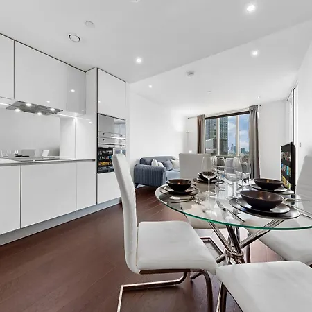 Apartment 18th Floor Luxury 2 Bedroom, 2 Bathroom Sky View With Rooftop Access & Gym! Unbeatable Experience & Extreme Value! London