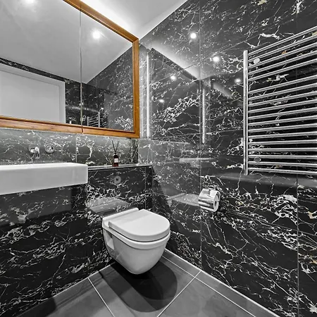 18th Floor Luxury 2 Bedroom, 2 Bathroom Sky View With Rooftop Access & Gym! Unbeatable Experience & Extreme Value! *