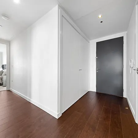 18th Floor Luxury 2 Bedroom, 2 Bathroom Sky View With Rooftop Access & Gym! Unbeatable Experience & Extreme Value! Apartment London