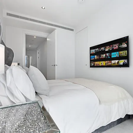 Apartment 18th Floor Luxury 2 Bedroom, 2 Bathroom Sky View With Rooftop Access & Gym! Unbeatable Experience & Extreme Value! London