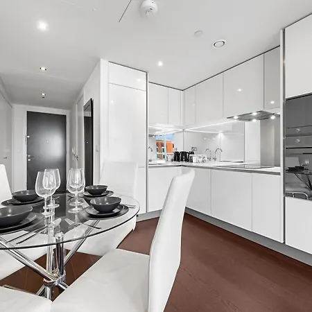 18th Floor Luxury 2 Bedroom, 2 Bathroom Sky View With Rooftop Access & Gym! Unbeatable Experience & Extreme Value! Apartment