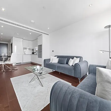 Apartment 18th Floor Luxury 2 Bedroom, 2 Bathroom Sky View With Rooftop Access & Gym! Unbeatable Experience & Extreme Value! *