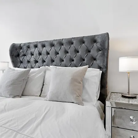 Apartment 18th Floor Luxury 2 Bedroom, 2 Bathroom Sky View With Rooftop Access & Gym! Unbeatable Experience & Extreme Value! London