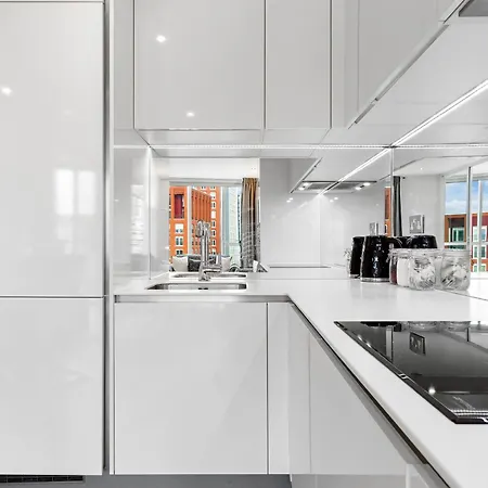 18th Floor Luxury 2 Bedroom, 2 Bathroom Sky View With Rooftop Access & Gym! Unbeatable Experience & Extreme Value! Apartment *