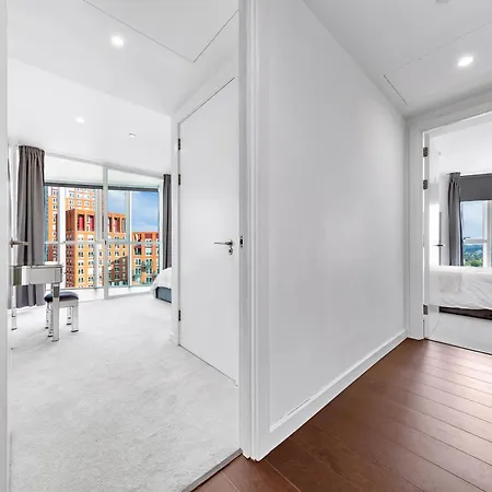 18th Floor Luxury 2 Bedroom, 2 Bathroom Sky View With Rooftop Access & Gym! Unbeatable Experience & Extreme Value! London