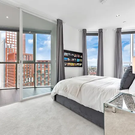 18th Floor Luxury 2 Bedroom, 2 Bathroom Sky View With Rooftop Access & Gym! Unbeatable Experience & Extreme Value! * London