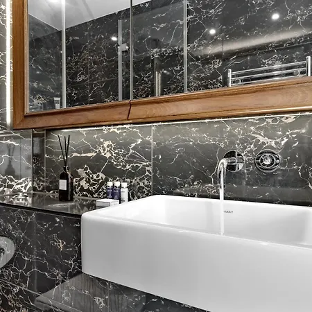 18th Floor Luxury 2 Bedroom, 2 Bathroom Sky View With Rooftop Access & Gym! Unbeatable Experience & Extreme Value! Apartment