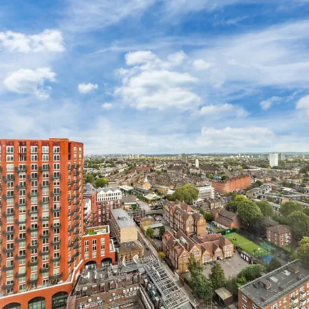 Apartment 18th Floor Luxury 2 Bedroom, 2 Bathroom Sky View With Rooftop Access & Gym! Unbeatable Experience & Extreme Value!