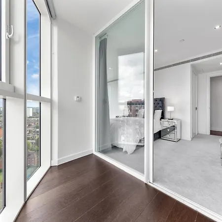 Apartment 18th Floor Luxury 2 Bedroom, 2 Bathroom Sky View With Rooftop Access & Gym! Unbeatable Experience & Extreme Value! *
