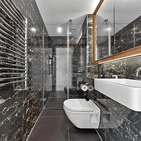 18th Floor Luxury 2 Bedroom, 2 Bathroom Sky View With Rooftop Access & Gym! Unbeatable Experience & Extreme Value! Apartment *