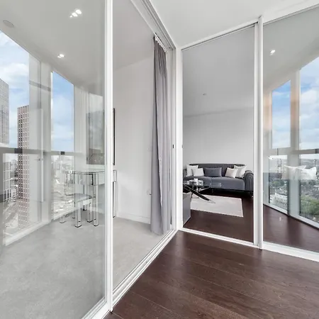 18th Floor Luxury 2 Bedroom, 2 Bathroom Sky View With Rooftop Access & Gym! Unbeatable Experience & Extreme Value! Apartment London