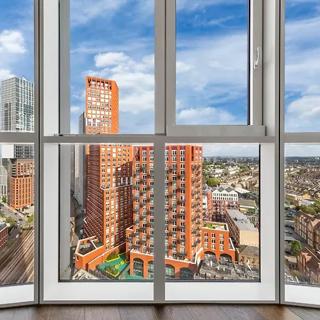 18th Floor Luxury 2 Bedroom, 2 Bathroom Sky View With Rooftop Access & Gym! Unbeatable Experience & Extreme Value! Apartment