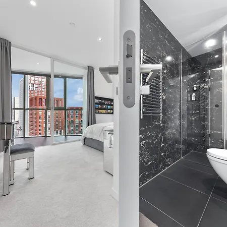 Apartment 18th Floor Luxury 2 Bedroom, 2 Bathroom Sky View With Rooftop Access & Gym! Unbeatable Experience & Extreme Value! *