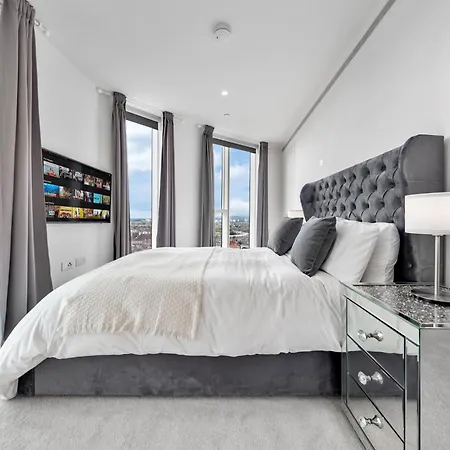 18th Floor Luxury 2 Bedroom, 2 Bathroom Sky View With Rooftop Access & Gym! Unbeatable Experience & Extreme Value! Apartment London