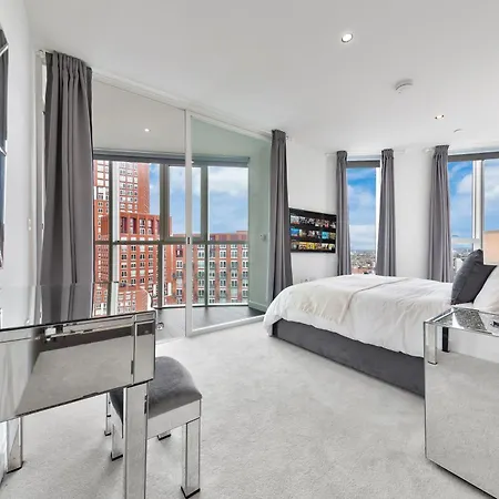 Apartment 18th Floor Luxury 2 Bedroom, 2 Bathroom Sky View With Rooftop Access & Gym! Unbeatable Experience & Extreme Value! London