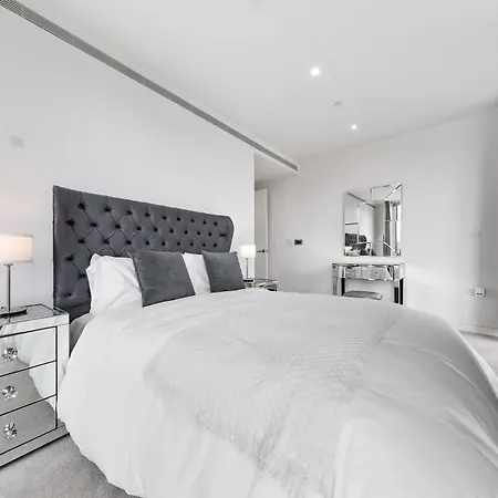 18th Floor Luxury 2 Bedroom, 2 Bathroom Sky View With Rooftop Access & Gym! Unbeatable Experience & Extreme Value! Apartment London